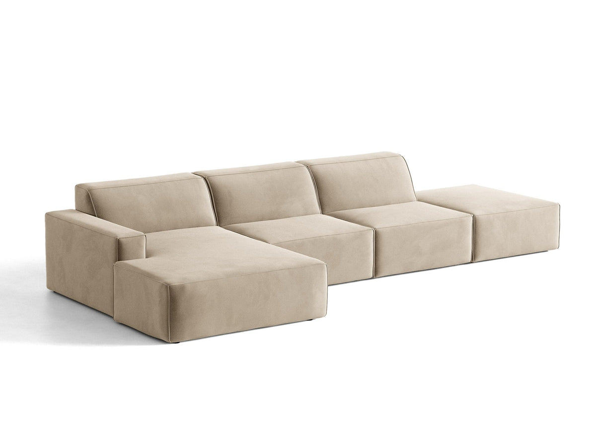 Ecksofa Jodie links von Micadoni in leichtem Beige mit Venus-Samtstoff, schwarzen Kunststoffbeinen und niedriger Rückenlehne.