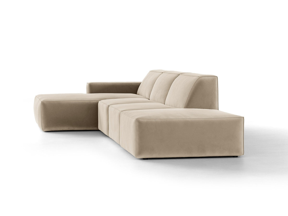 Ecksofa Jodie links von Micadoni in leichtem Beige mit Venus-Samtstoff, schwarzen Kunststoffbeinen und niedriger Rückenlehne.