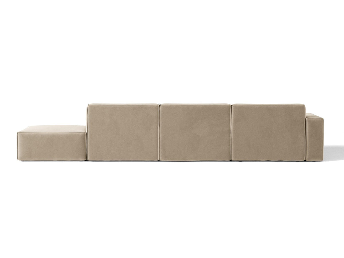 Ecksofa Jodie links von Micadoni in leichtem Beige mit Venus-Samtstoff, schwarzen Kunststoffbeinen und niedriger Rückenlehne.