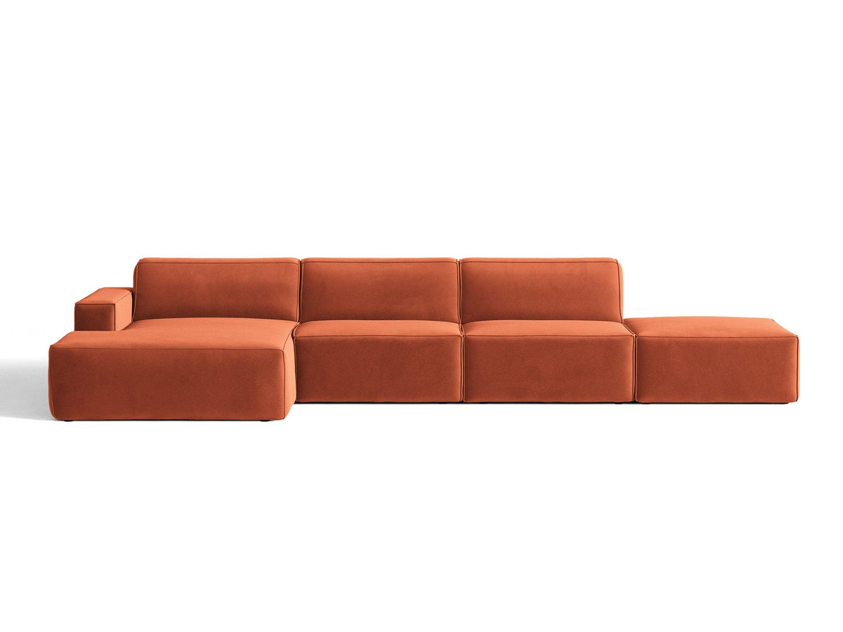 Ecksofa Jodie links von Micadoni in leichtem Beige mit Venus-Samtstoff, schwarzen Kunststoffbeinen und niedriger Rückenlehne.