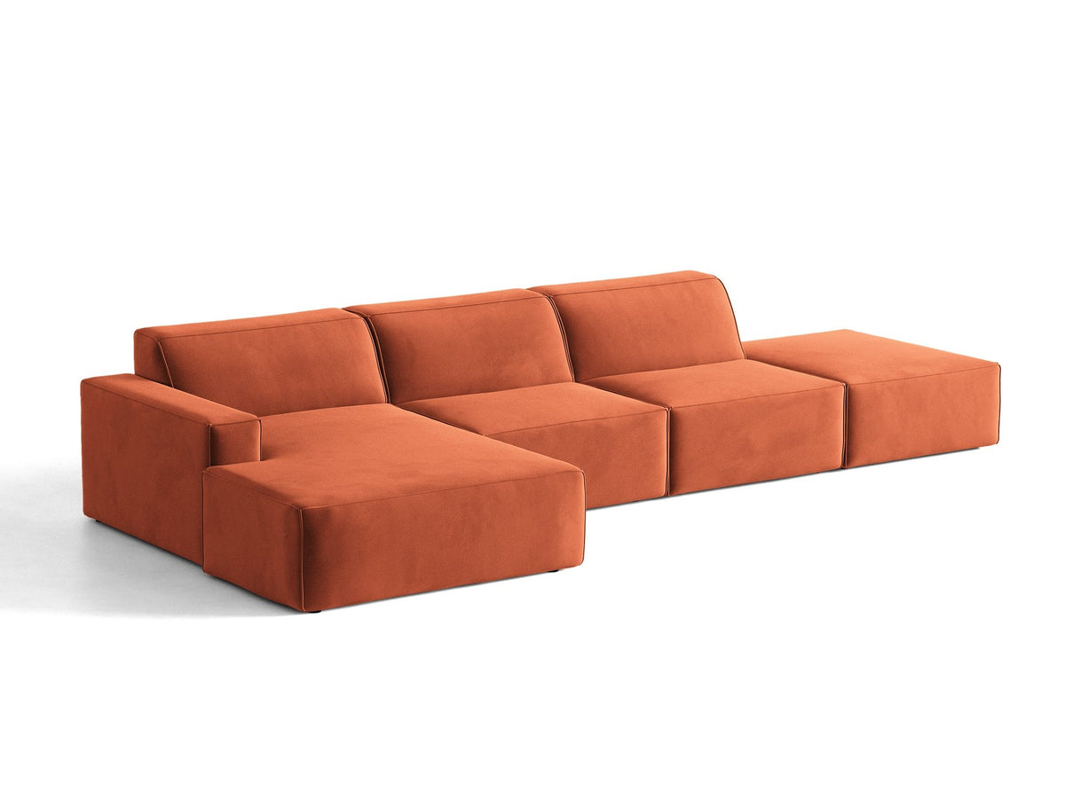 Ecksofa Jodie links von Micadoni in leichtem Beige mit Venus-Samtstoff, schwarzen Kunststoffbeinen und niedriger Rückenlehne.