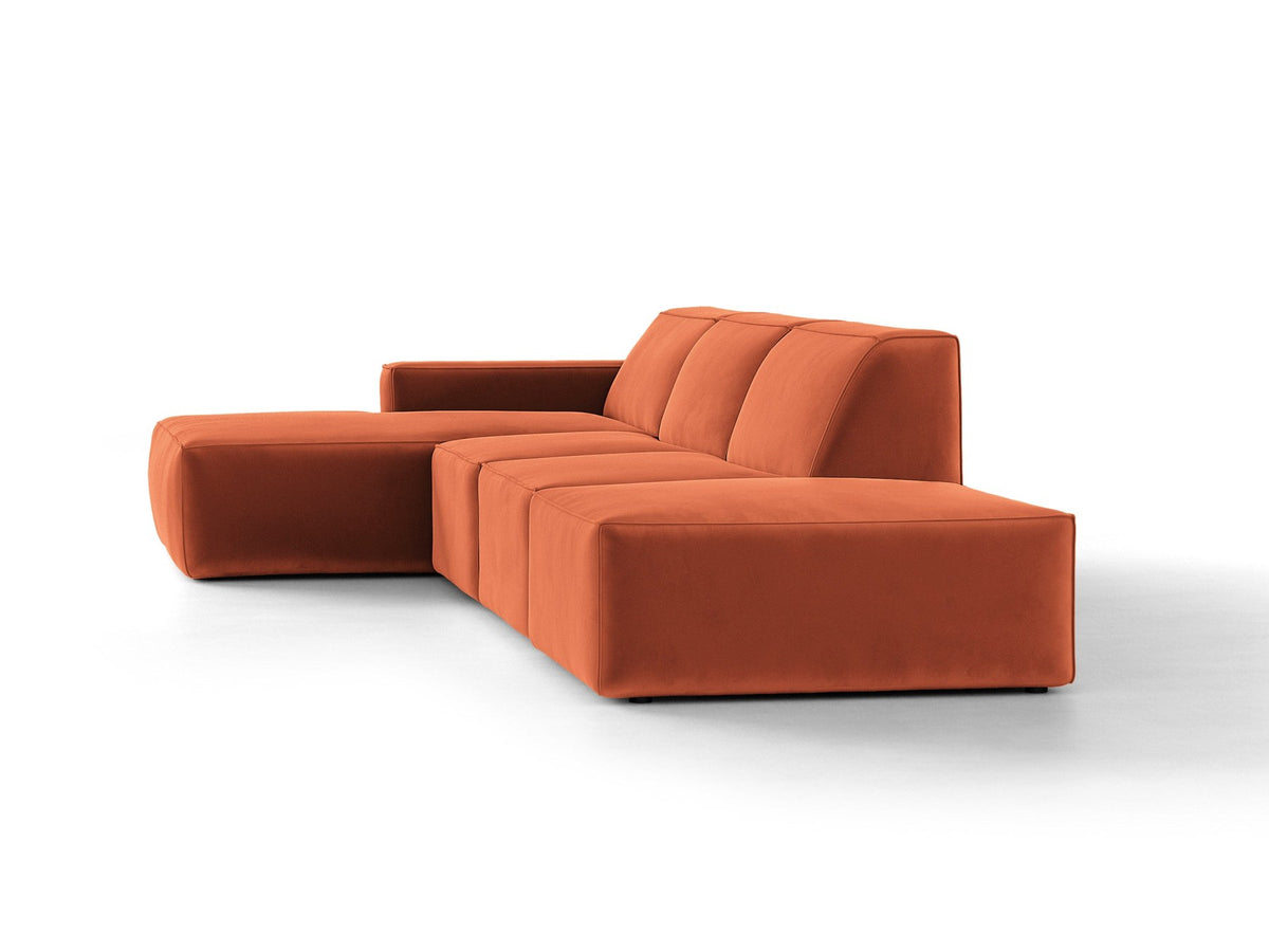Ecksofa Jodie links von Micadoni in leichtem Beige mit Venus-Samtstoff, schwarzen Kunststoffbeinen und niedriger Rückenlehne.