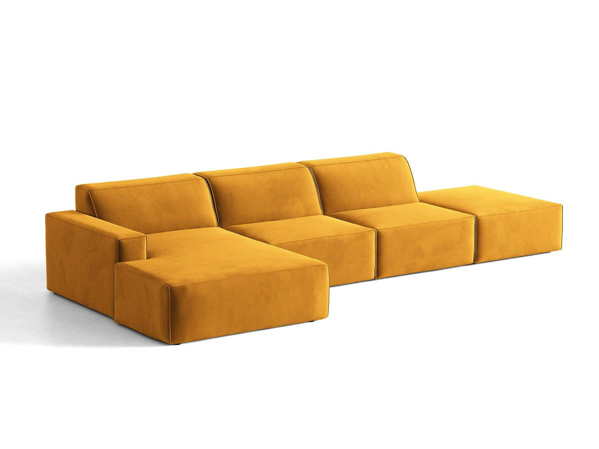 Ecksofa Jodie links von Micadoni in leichtem Beige mit Venus-Samtstoff, schwarzen Kunststoffbeinen und niedriger Rückenlehne.