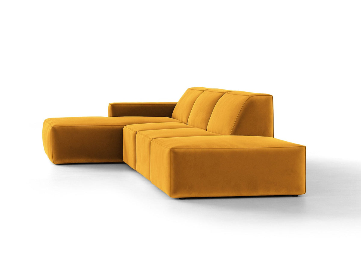 Ecksofa Jodie links von Micadoni in leichtem Beige mit Venus-Samtstoff, schwarzen Kunststoffbeinen und niedriger Rückenlehne.