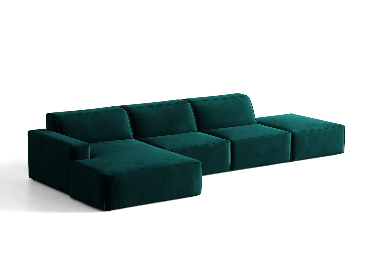 Ecksofa Jodie links von Micadoni in leichtem Beige mit Venus-Samtstoff, schwarzen Kunststoffbeinen und niedriger Rückenlehne.