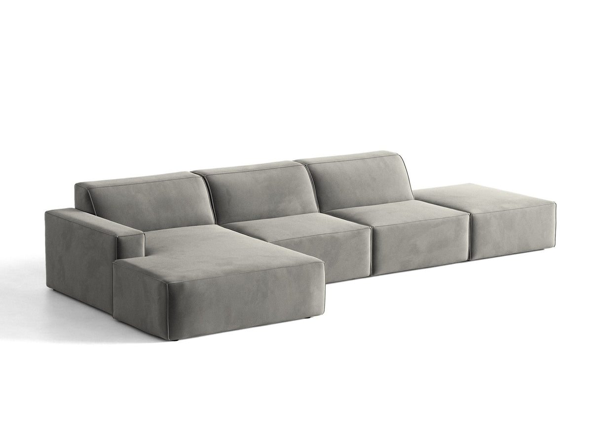 Ecksofa Jodie links von Micadoni in leichtem Beige mit Venus-Samtstoff, schwarzen Kunststoffbeinen und niedriger Rückenlehne.