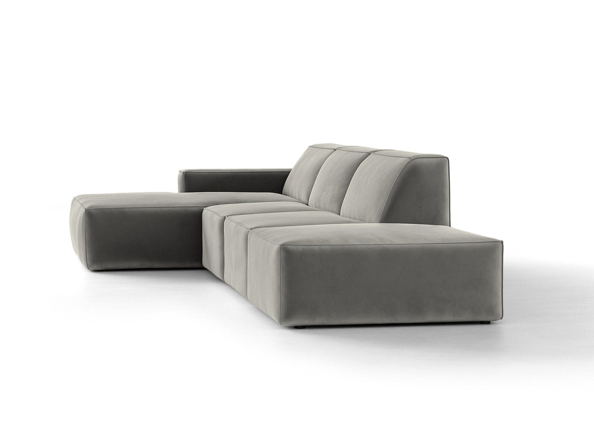 Ecksofa Jodie links von Micadoni in leichtem Beige mit Venus-Samtstoff, schwarzen Kunststoffbeinen und niedriger Rückenlehne.