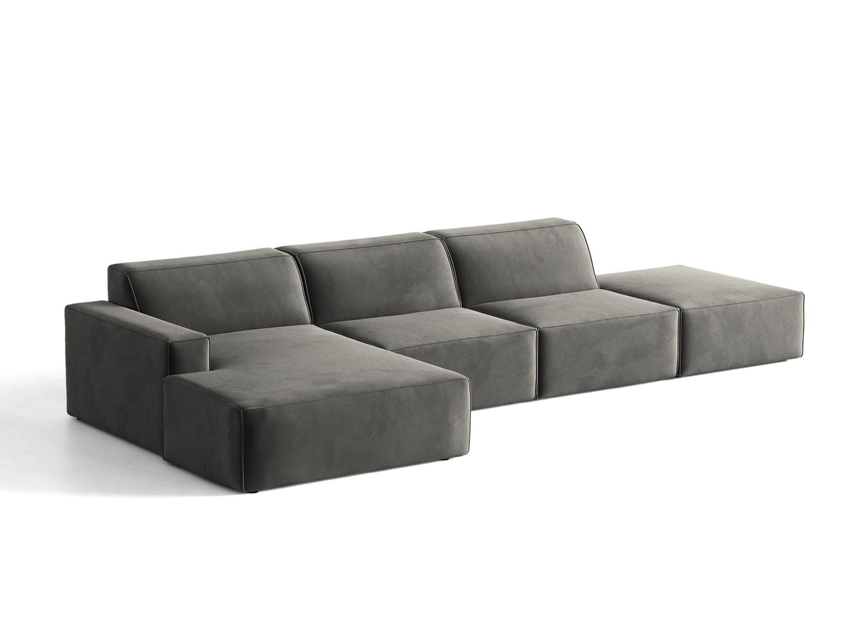 Ecksofa Jodie links von Micadoni in leichtem Beige mit Venus-Samtstoff, schwarzen Kunststoffbeinen und niedriger Rückenlehne.