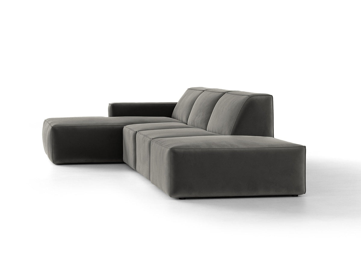 Ecksofa Jodie links von Micadoni in leichtem Beige mit Venus-Samtstoff, schwarzen Kunststoffbeinen und niedriger Rückenlehne.