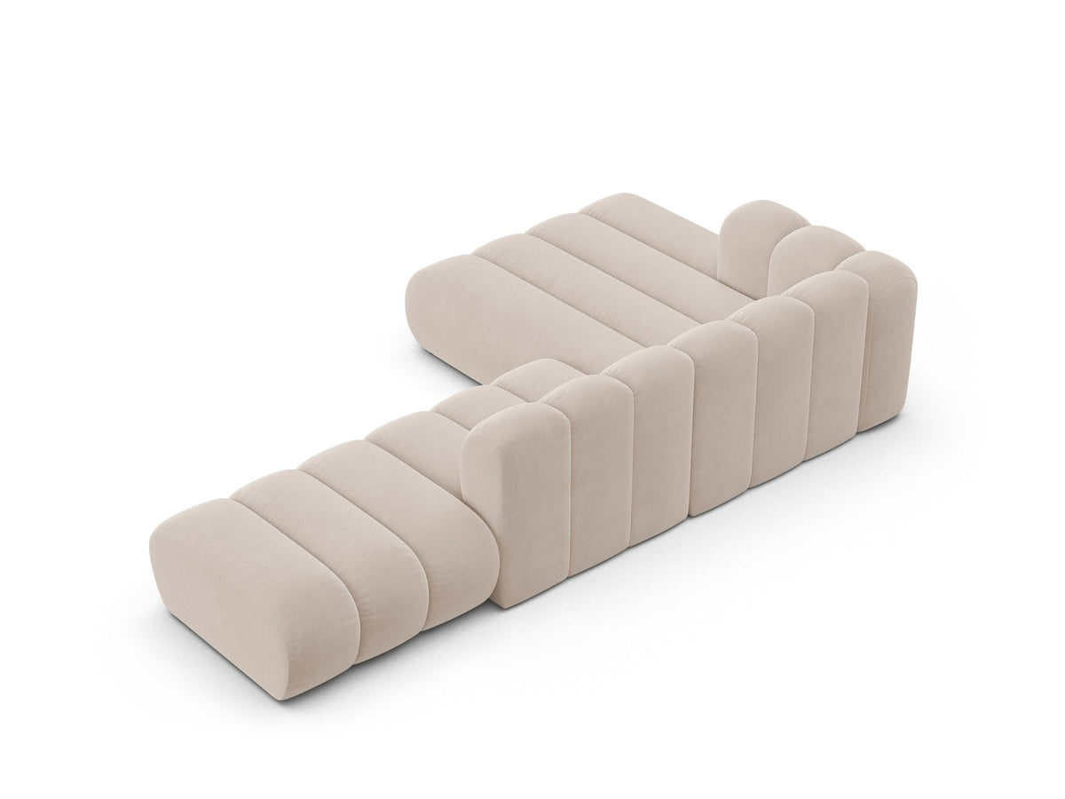 Lupine Linkes Ecksofa von Micadoni in Leichtes Beige, L-Form mit Venus Samtstoff-Bezug und schwarzen Kunststoffbeinen, Frontansicht.