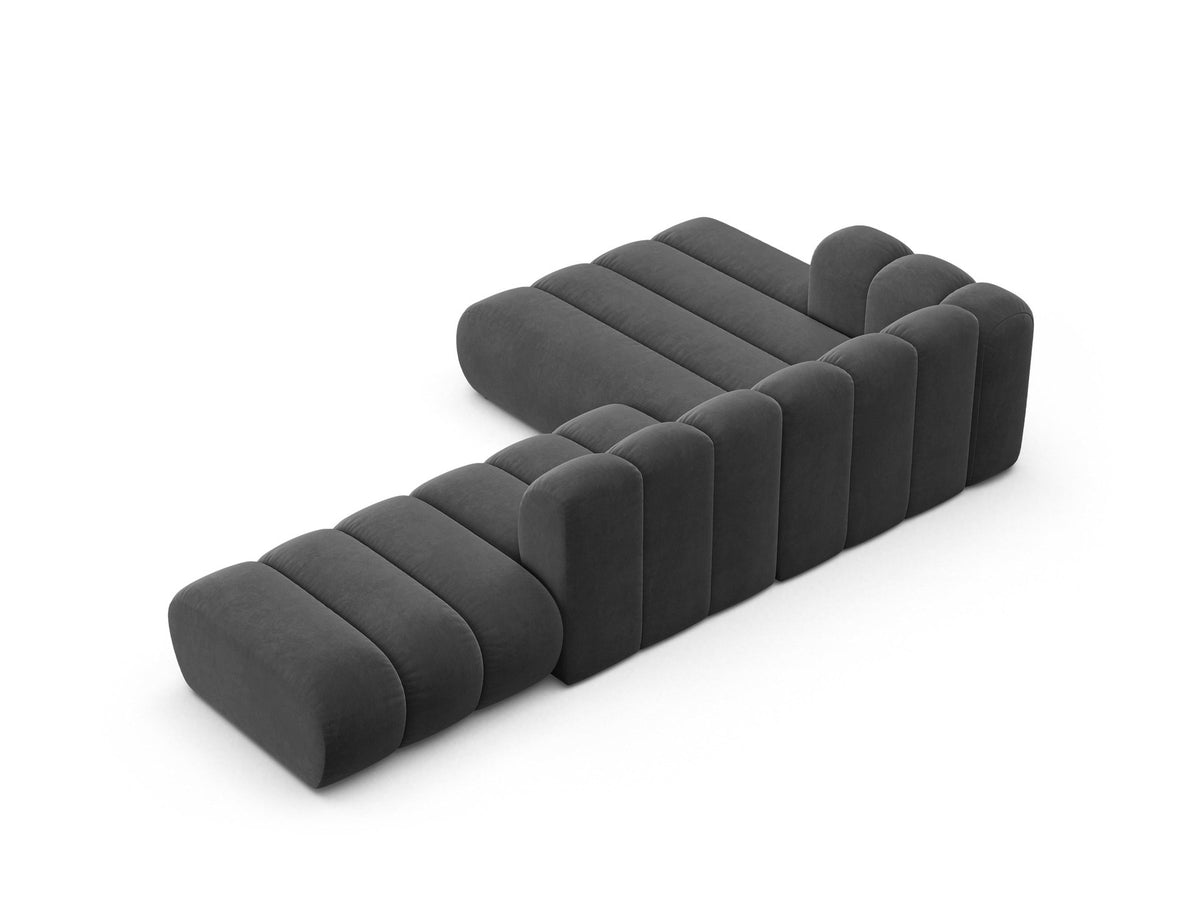 Lupine Linkes Ecksofa von Micadoni in Leichtes Beige, L-Form mit Venus Samtstoff-Bezug und schwarzen Kunststoffbeinen, Frontansicht.