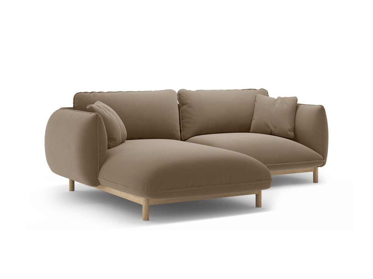 Linkes Ecksofa Ada von Micadoni in Mandel beige, Casino-Stoffbezug, geschwungene Form mit sichtbaren Buchenholzbeinen und Zierleiste.