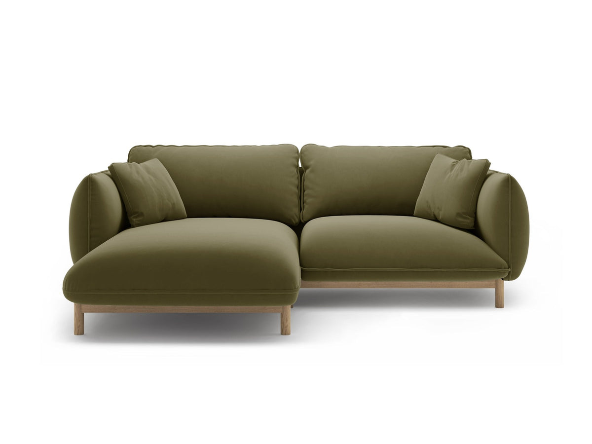 Linkes Ecksofa Ada von Micadoni in Mandel beige, Casino-Stoffbezug, geschwungene Form mit sichtbaren Buchenholzbeinen und Zierleiste.
