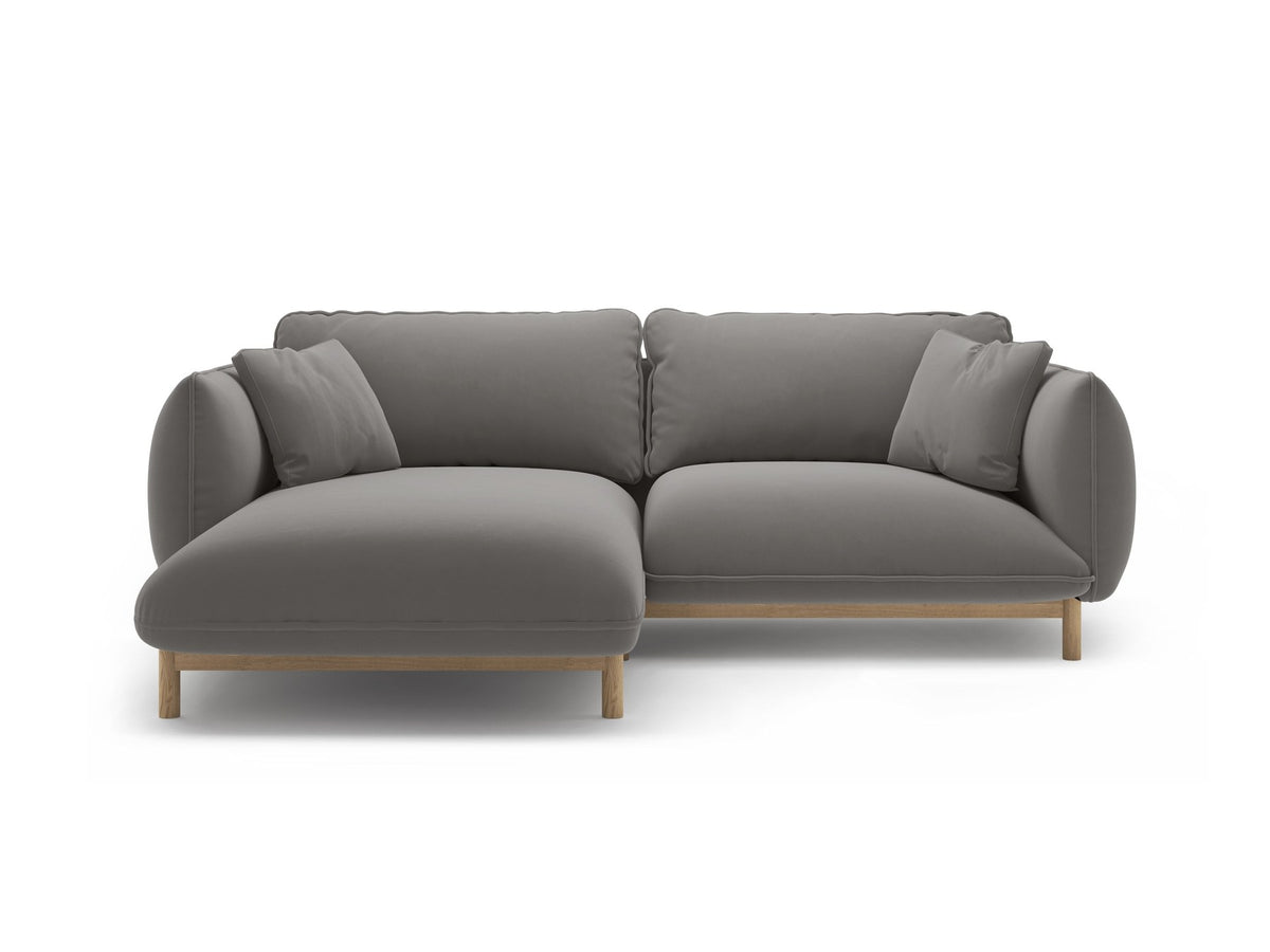 Linkes Ecksofa Ada von Micadoni in Mandel beige, Casino-Stoffbezug, geschwungene Form mit sichtbaren Buchenholzbeinen und Zierleiste.
