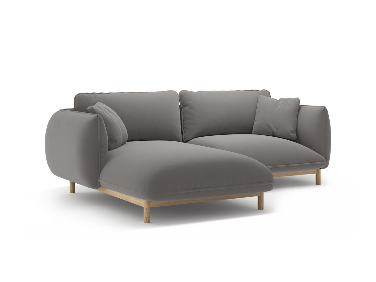 Linkes Ecksofa Ada von Micadoni in Mandel beige, Casino-Stoffbezug, geschwungene Form mit sichtbaren Buchenholzbeinen und Zierleiste.
