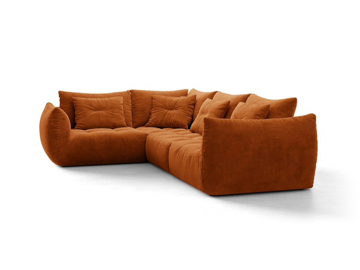 Modulares Ecksofa links Bloom von Micadoni in leichtem Beige, Veloursstoff Casino Pearl, schwarze Kunststoffbeine, tiefe Sitzfläche.