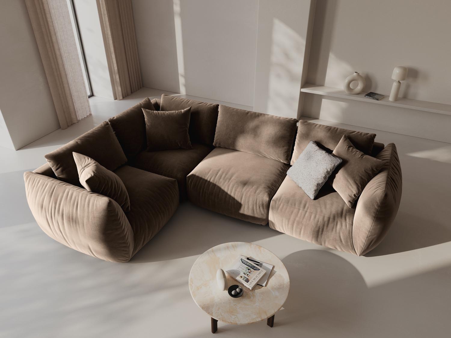 Elegantes Chris Velour Ecksofa in hellem Braun, ideal für stilvolle Wohnräume. Komfortables 4-Sitzer Design von Micadoni.