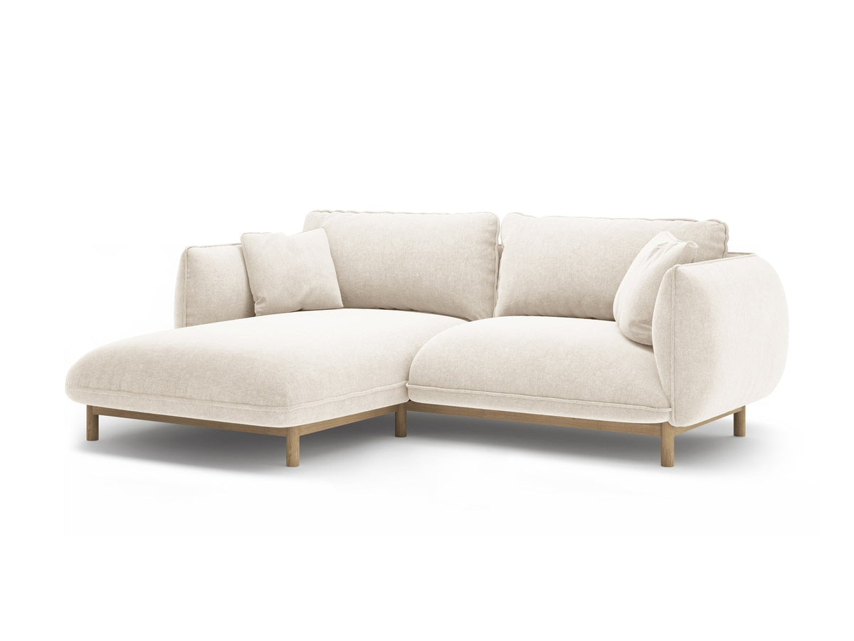 Linkes Ecksofa Ada von Micadoni in Mandel beige, Casino-Stoffbezug, geschwungene Form mit sichtbaren Buchenholzbeinen und Zierleiste.
