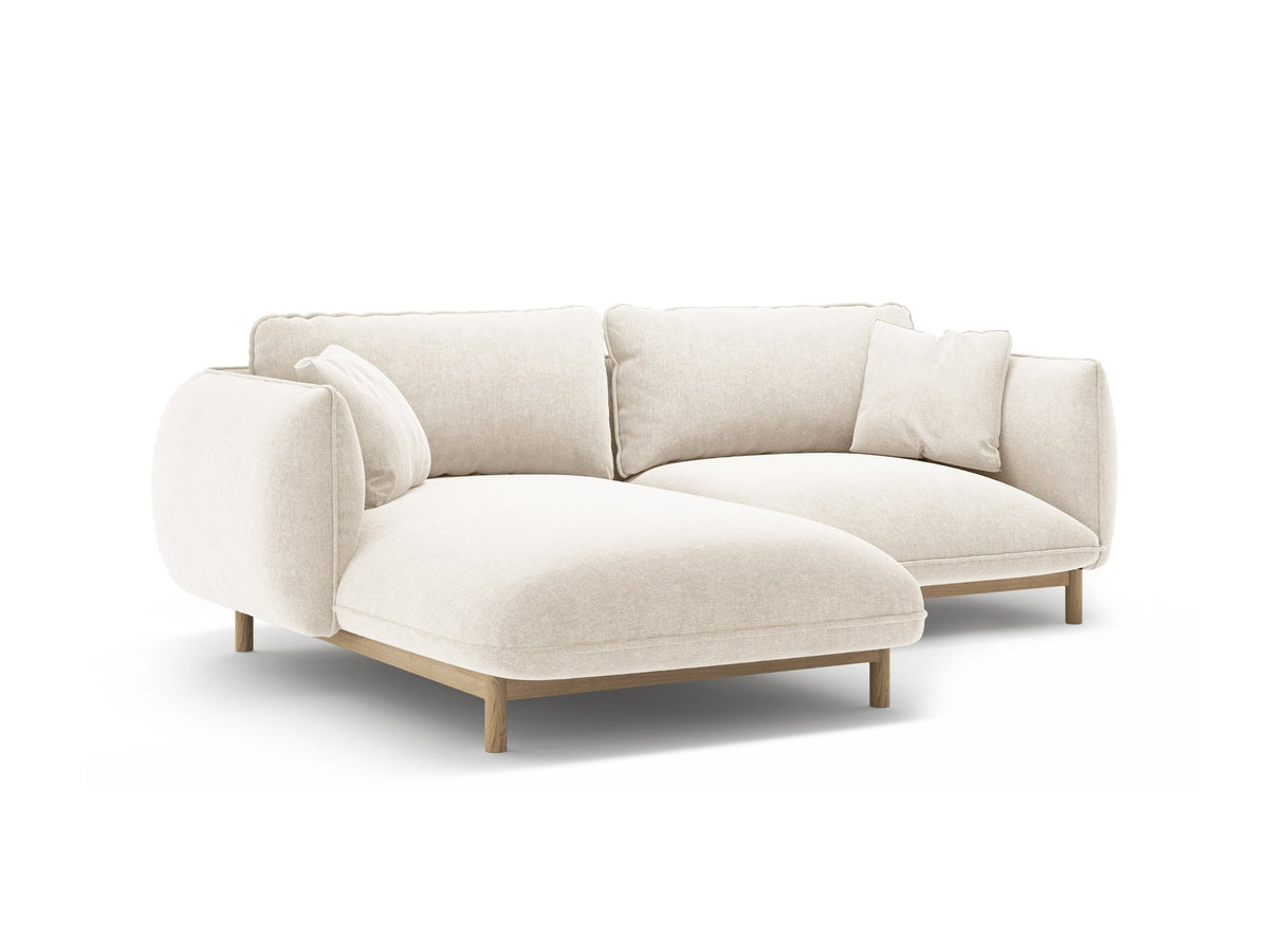 Linkes Ecksofa Ada von Micadoni in Mandel beige, Casino-Stoffbezug, geschwungene Form mit sichtbaren Buchenholzbeinen und Zierleiste.