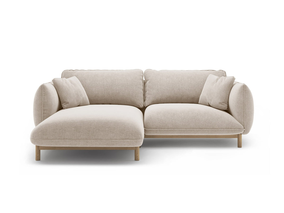 Linkes Ecksofa Ada von Micadoni in Mandel beige, Casino-Stoffbezug, geschwungene Form mit sichtbaren Buchenholzbeinen und Zierleiste.