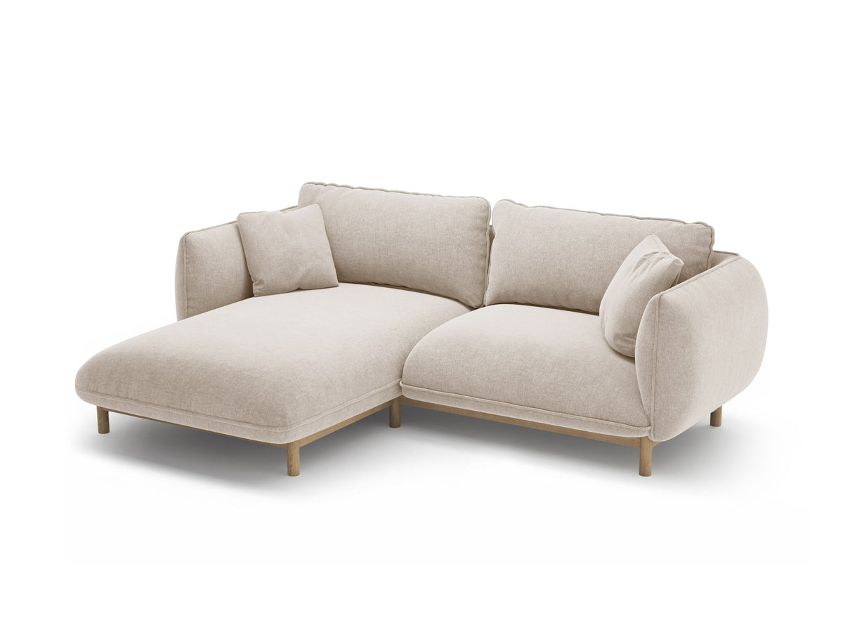 Linkes Ecksofa Ada von Micadoni in Mandel beige, Casino-Stoffbezug, geschwungene Form mit sichtbaren Buchenholzbeinen und Zierleiste.