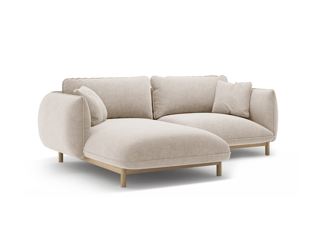 Linkes Ecksofa Ada von Micadoni in Mandel beige, Casino-Stoffbezug, geschwungene Form mit sichtbaren Buchenholzbeinen und Zierleiste.