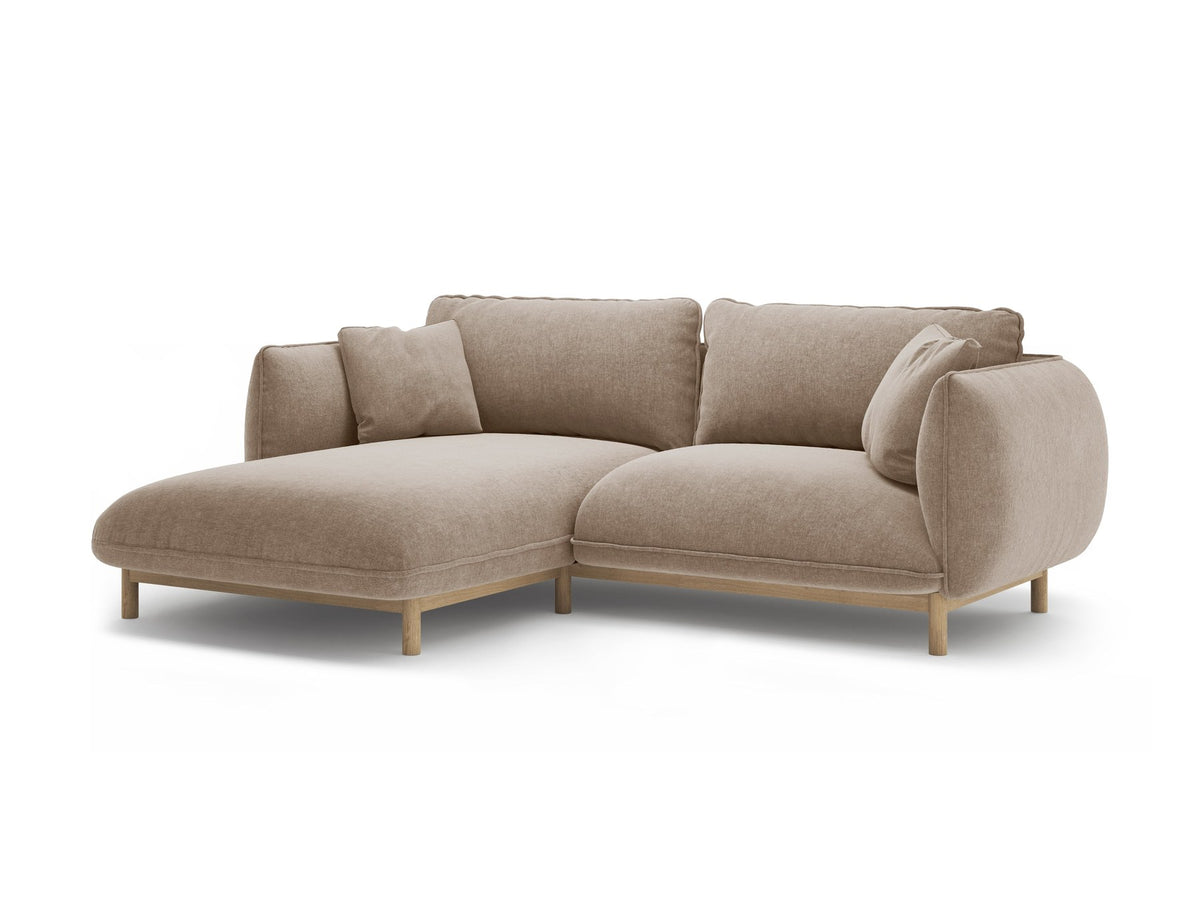 Linkes Ecksofa Ada von Micadoni in Mandel beige, Casino-Stoffbezug, geschwungene Form mit sichtbaren Buchenholzbeinen und Zierleiste.