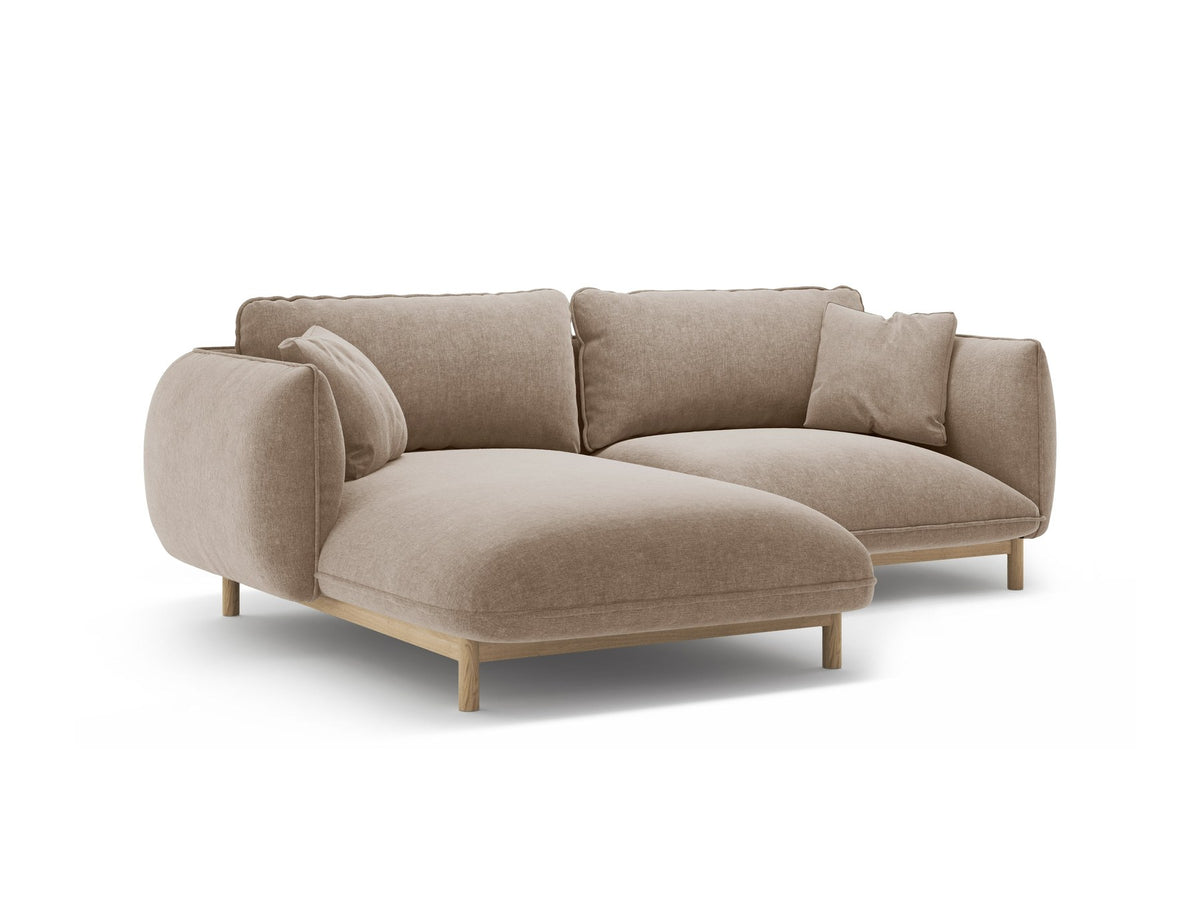 Linkes Ecksofa Ada von Micadoni in Mandel beige, Casino-Stoffbezug, geschwungene Form mit sichtbaren Buchenholzbeinen und Zierleiste.