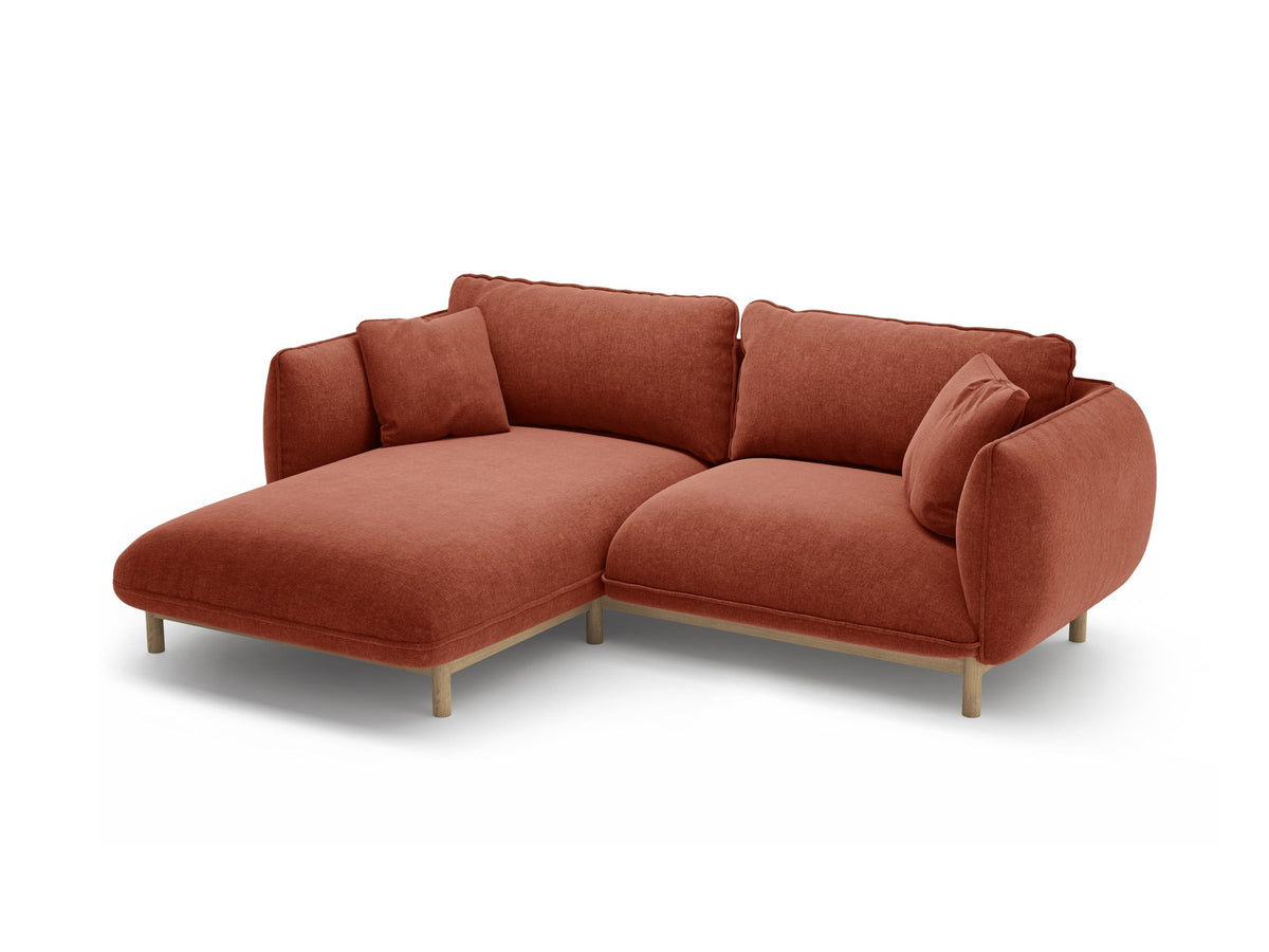 Linkes Ecksofa Ada von Micadoni in Mandel beige, Casino-Stoffbezug, geschwungene Form mit sichtbaren Buchenholzbeinen und Zierleiste.