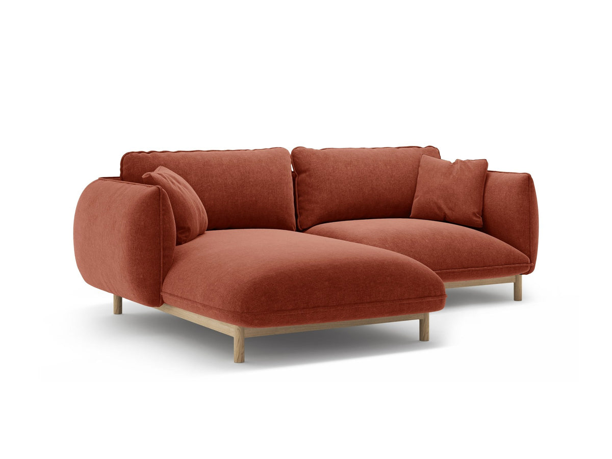Linkes Ecksofa Ada von Micadoni in Mandel beige, Casino-Stoffbezug, geschwungene Form mit sichtbaren Buchenholzbeinen und Zierleiste.