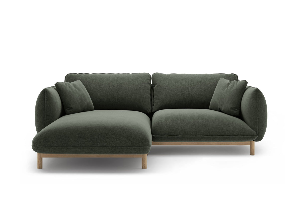 Linkes Ecksofa Ada von Micadoni in Mandel beige, Casino-Stoffbezug, geschwungene Form mit sichtbaren Buchenholzbeinen und Zierleiste.