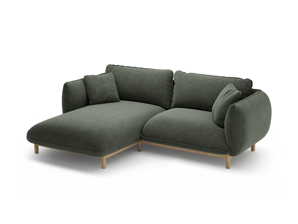 Linkes Ecksofa Ada von Micadoni in Mandel beige, Casino-Stoffbezug, geschwungene Form mit sichtbaren Buchenholzbeinen und Zierleiste.