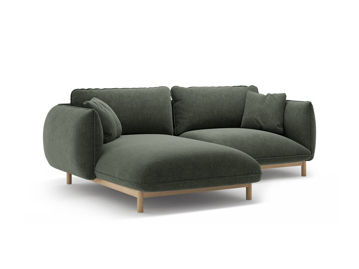 Linkes Ecksofa Ada von Micadoni in Mandel beige, Casino-Stoffbezug, geschwungene Form mit sichtbaren Buchenholzbeinen und Zierleiste.