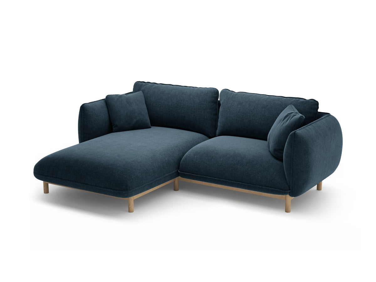 Linkes Ecksofa Ada von Micadoni in Mandel beige, Casino-Stoffbezug, geschwungene Form mit sichtbaren Buchenholzbeinen und Zierleiste.