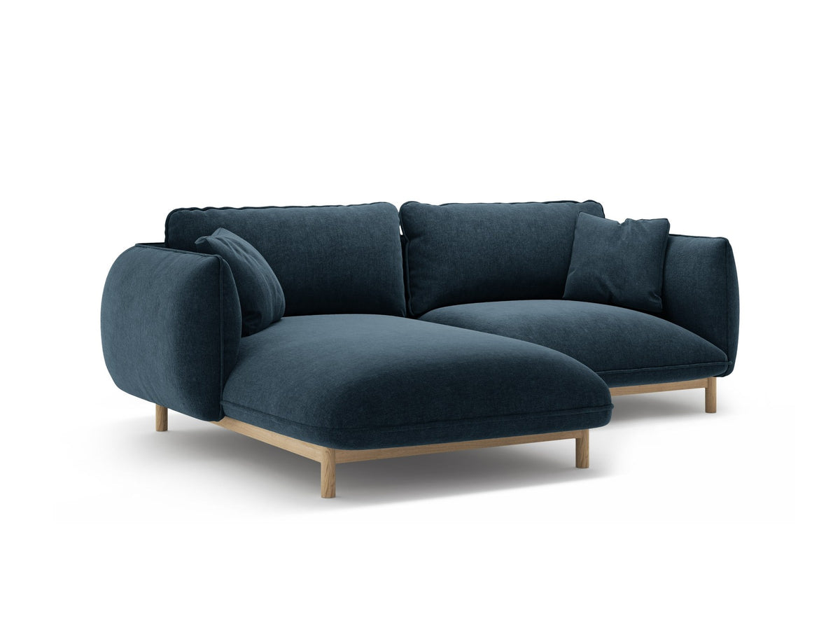 Linkes Ecksofa Ada von Micadoni in Mandel beige, Casino-Stoffbezug, geschwungene Form mit sichtbaren Buchenholzbeinen und Zierleiste.