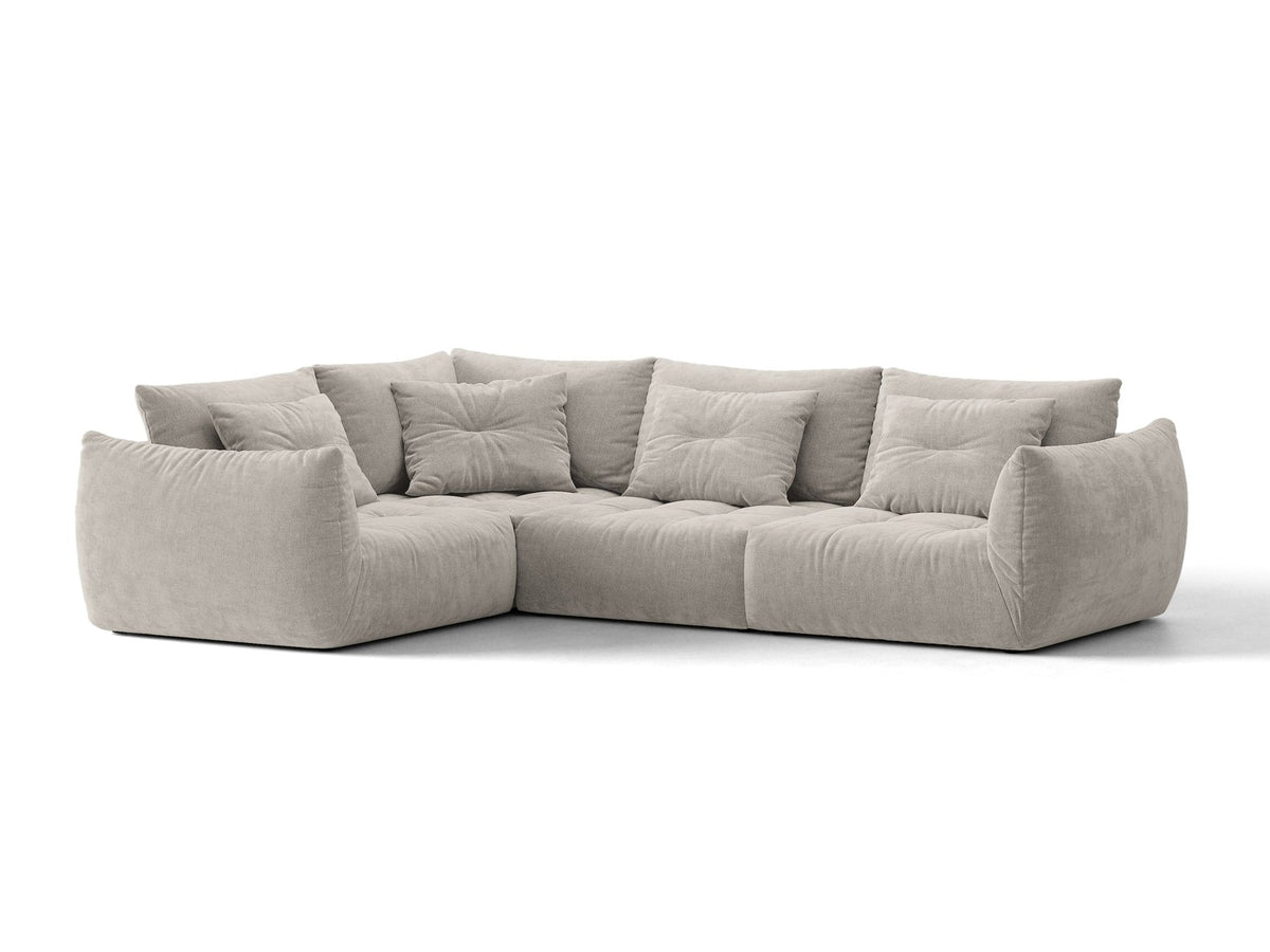 Modulares Ecksofa links Bloom von Micadoni in leichtem Beige, Veloursstoff Casino Pearl, schwarze Kunststoffbeine, tiefe Sitzfläche.