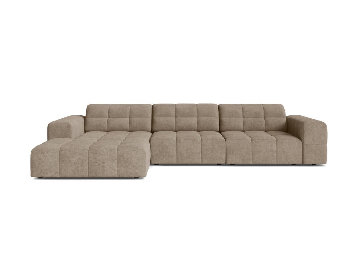 Linksseitiges L-Sofa Jennifer von Micadoni in leichtem Beige, Bluvel-Stoff, mit schwarzen Kunststoffbeinen und niedriger Rückenlehne.