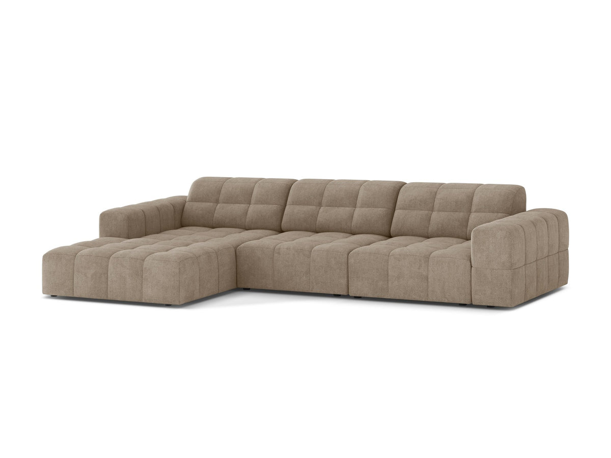 Linksseitiges L-Sofa Jennifer von Micadoni in leichtem Beige, Bluvel-Stoff, mit schwarzen Kunststoffbeinen und niedriger Rückenlehne.