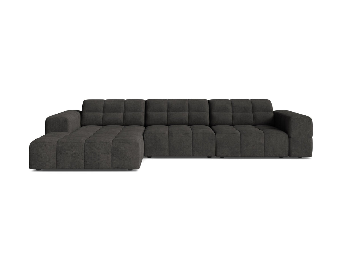 Linksseitiges L-Sofa Jennifer von Micadoni in leichtem Beige, Bluvel-Stoff, mit schwarzen Kunststoffbeinen und niedriger Rückenlehne.