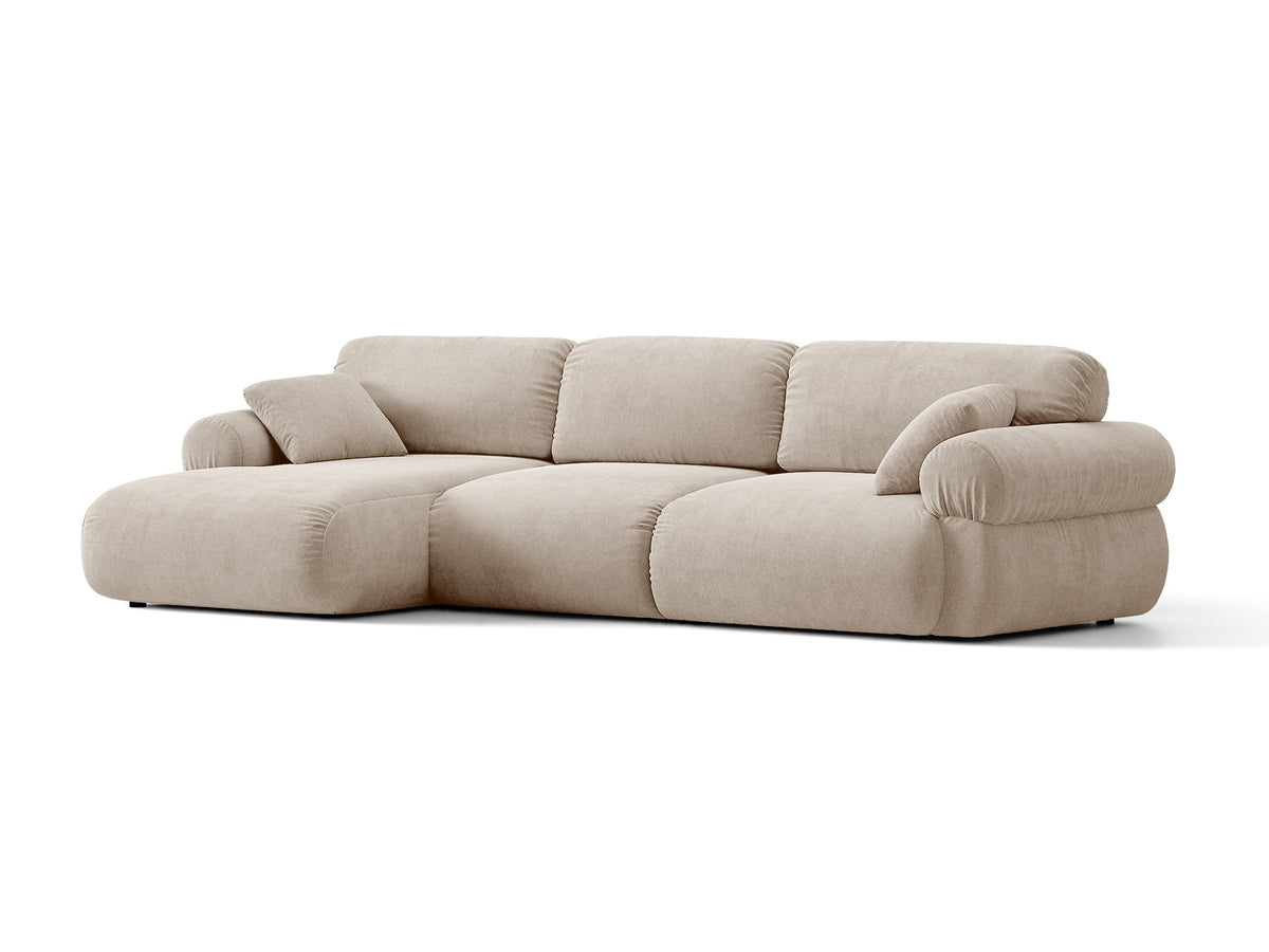 Beiges L-Sofa links Ophelia von Micadoni mit Liberty-Stoffbezug, niedriger Silhouette, schwarzen Kunststoffbeinen und tiefer Sitzfläche.