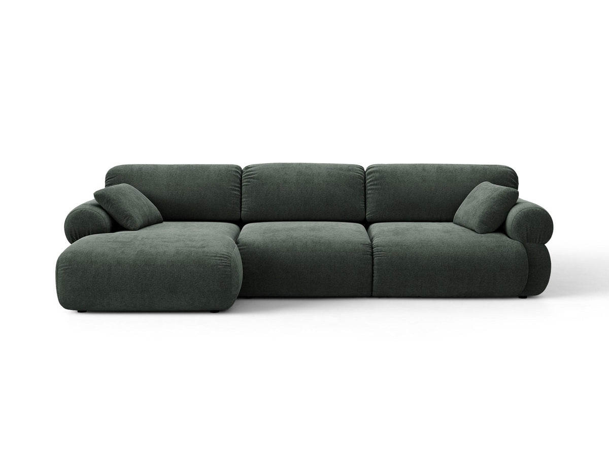 Beiges L-Sofa links Ophelia von Micadoni mit Liberty-Stoffbezug, niedriger Silhouette, schwarzen Kunststoffbeinen und tiefer Sitzfläche.