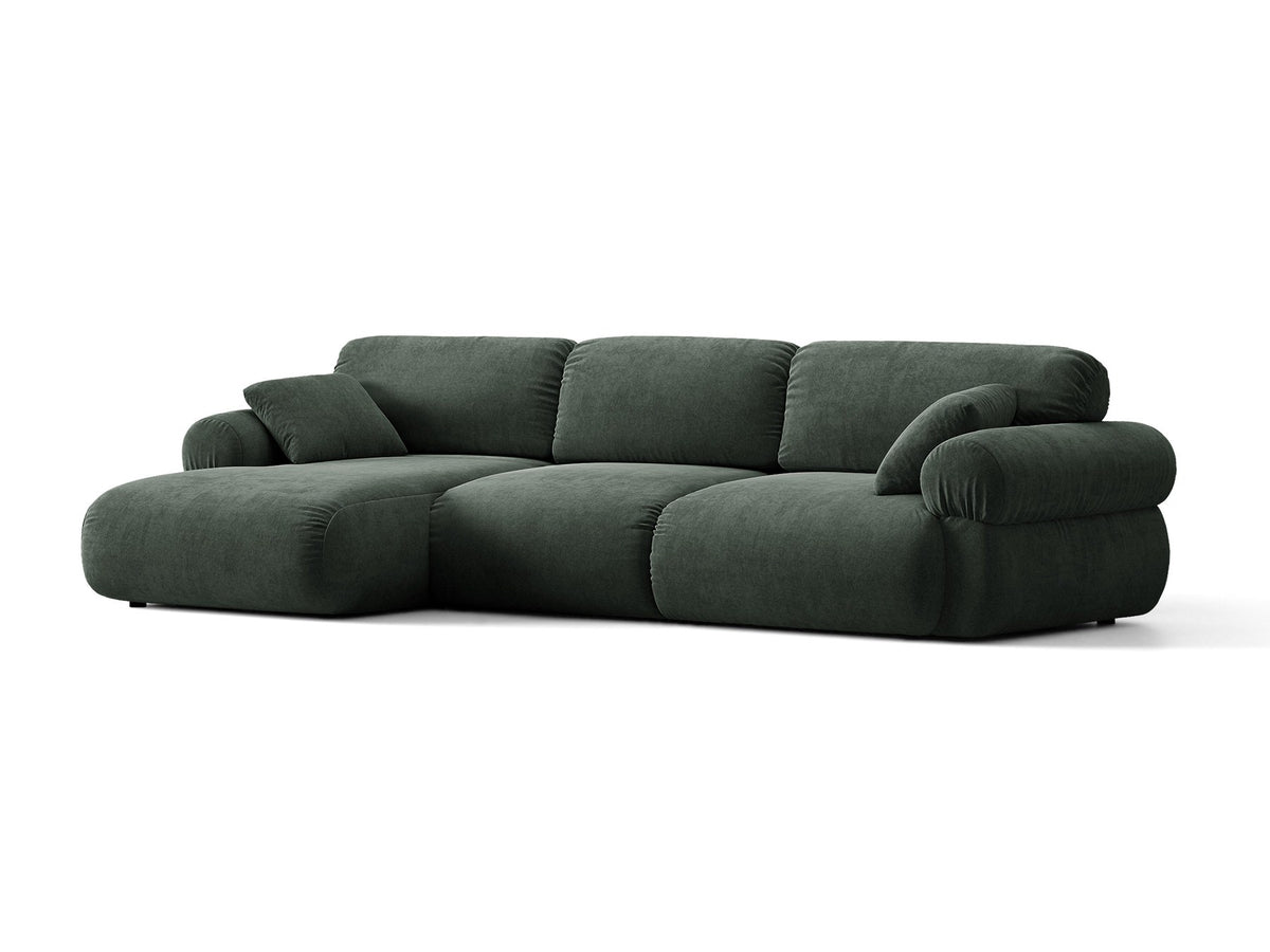 Beiges L-Sofa links Ophelia von Micadoni mit Liberty-Stoffbezug, niedriger Silhouette, schwarzen Kunststoffbeinen und tiefer Sitzfläche.