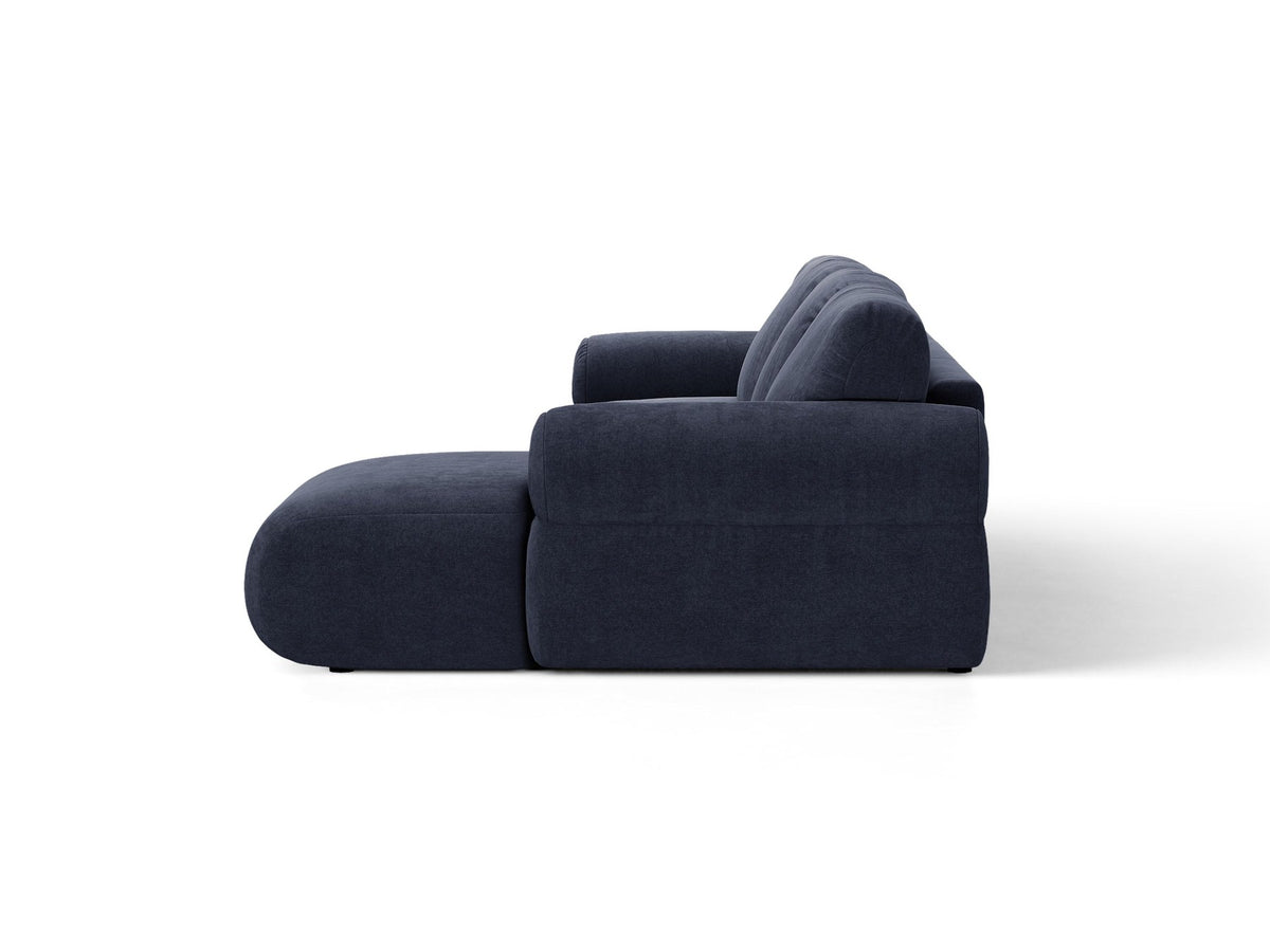 Beiges L-Sofa links Ophelia von Micadoni mit Liberty-Stoffbezug, niedriger Silhouette, schwarzen Kunststoffbeinen und tiefer Sitzfläche.