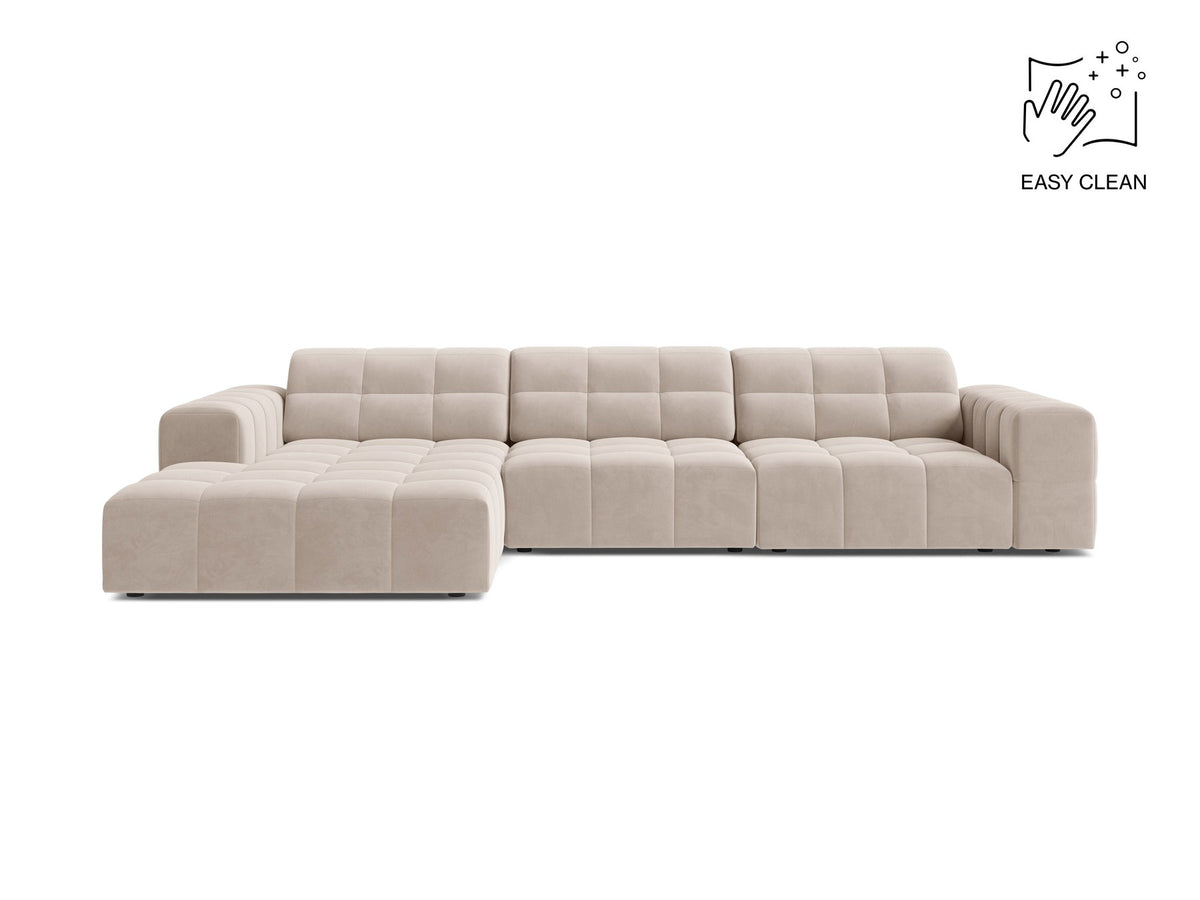 Linksseitiges L-Sofa Jennifer von Micadoni in leichtem Beige, Bluvel-Stoff, mit schwarzen Kunststoffbeinen und niedriger Rückenlehne.