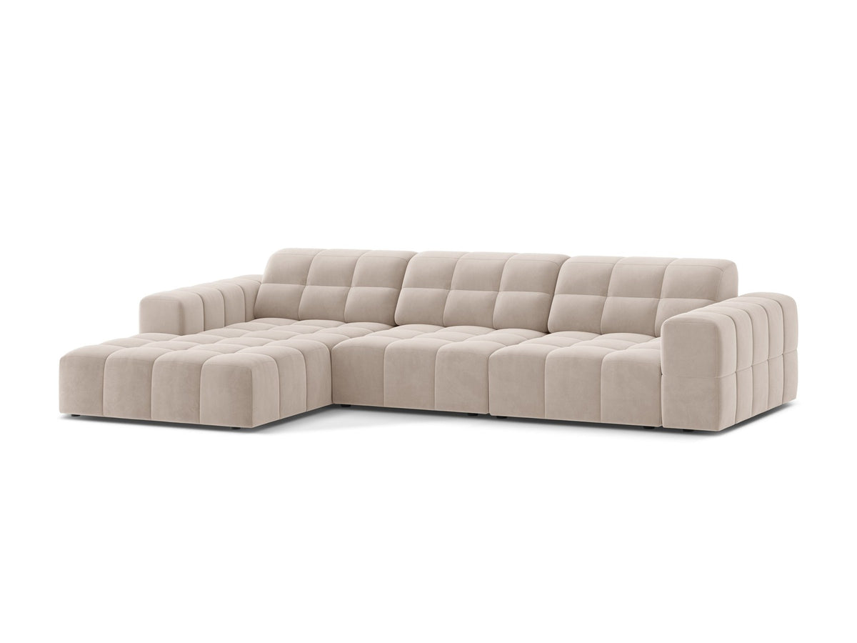 Linksseitiges L-Sofa Jennifer von Micadoni in leichtem Beige, Bluvel-Stoff, mit schwarzen Kunststoffbeinen und niedriger Rückenlehne.