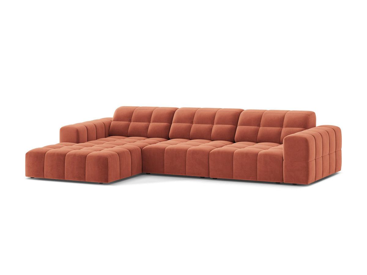 Linksseitiges L-Sofa Jennifer von Micadoni in leichtem Beige, Bluvel-Stoff, mit schwarzen Kunststoffbeinen und niedriger Rückenlehne.