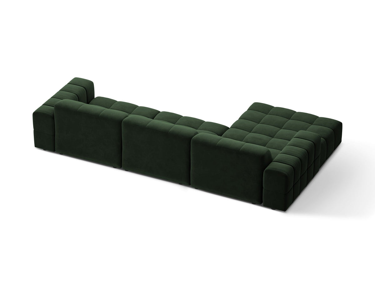 Linksseitiges L-Sofa Jennifer von Micadoni in leichtem Beige, Bluvel-Stoff, mit schwarzen Kunststoffbeinen und niedriger Rückenlehne.