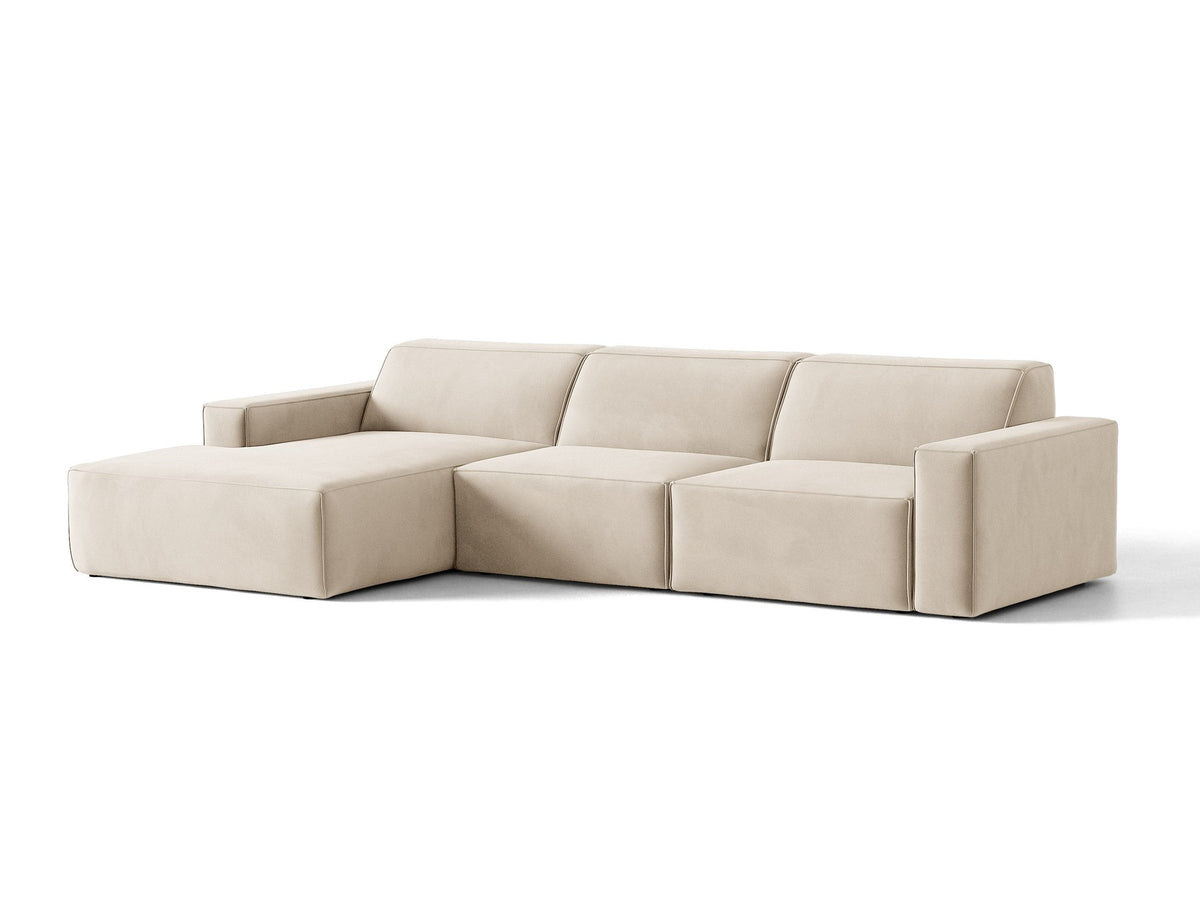 Modulares Ecksofa links von Micadoni in leichtem Beige mit Venus-Samtstoff-Bezug, schwarzen Kunststoffbeinen und niedriger Rückenlehne.