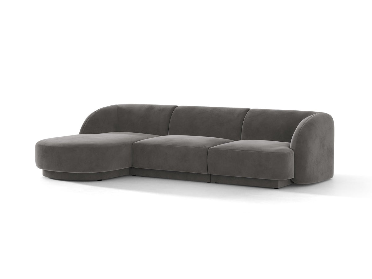 Miley Linkes Ecksofa von Micadoni, L-Sofa links in Dunkelbeige mit Bluvel-Stoffbezug und schwarzen Kunststoffbeinen, Frontalansicht.