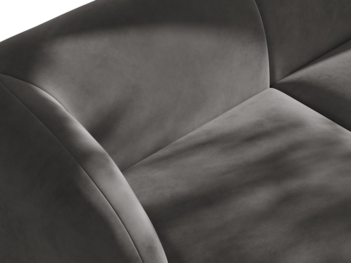 Miley Linkes Ecksofa von Micadoni, L-Sofa links in Dunkelbeige mit Bluvel-Stoffbezug und schwarzen Kunststoffbeinen, Frontalansicht.